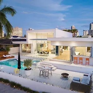 Capri Executive Waterfront - 5 Bedrooms - Heated Pool And Holiday home Gold Coast
